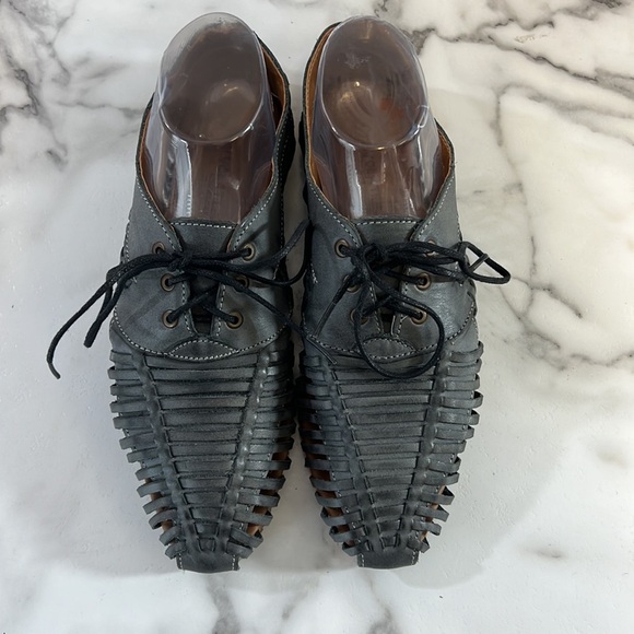 Very Volatile LA Flat Shoes Womens size 9 Gray Woven Leather Pointed Toe Lace up - Picture 2 of 10